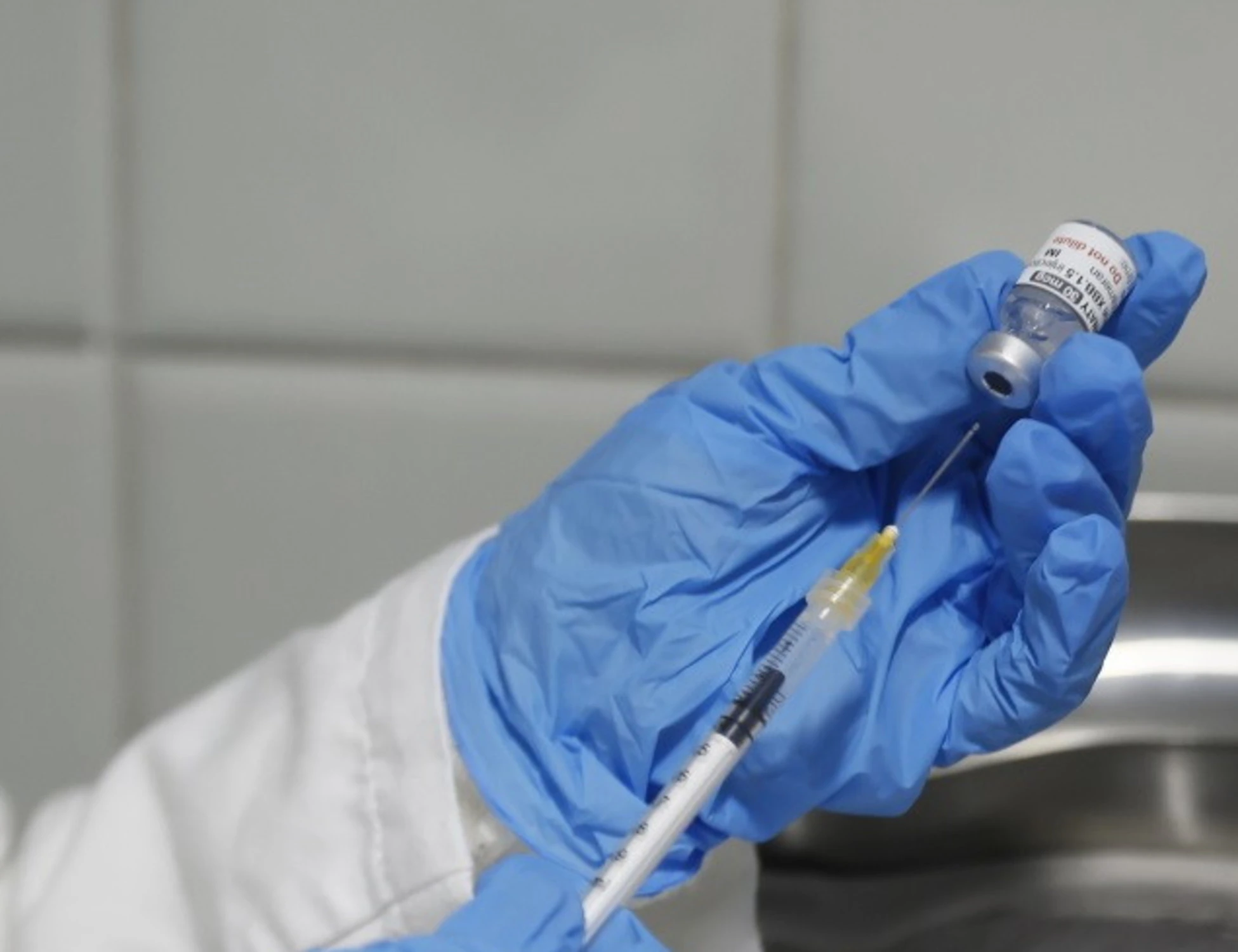 Covid, "nesso di causa" tra vaccino e danno neurologico: indennizzo a una 52enne