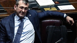 Delmastro, il ricatto della sinistra: deve dichiararsi latitante...