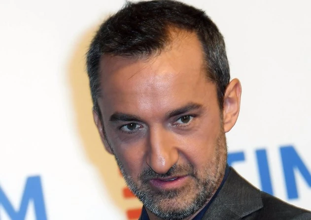 Fabrizio Corona sbrana Nicola Savino: "Piccolo nano, ti ricordi mio padre Vittorio Corona...?"