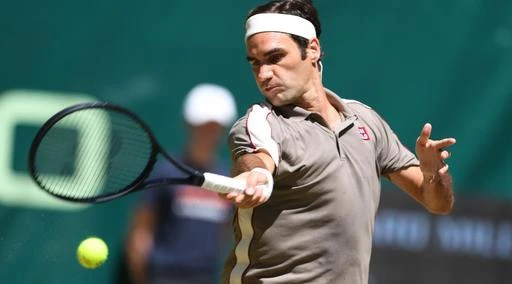 Roger Federer, il tennista svizzero operato ancora al ginocchio destro: 2020 finito