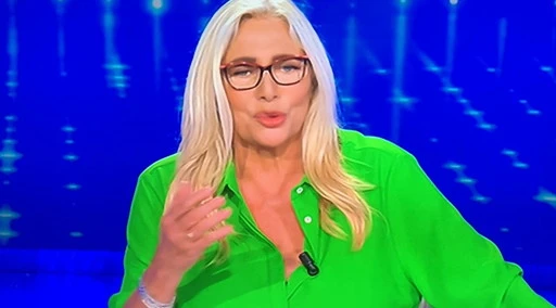 Domenica In, Venier col cellulare, parte l'insulto: "Oscena da vedere", odio social