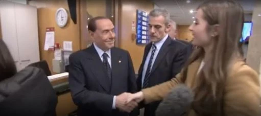 Silvio Berlusconi e la giovane giornalista: "Se mi stringi la mano così, poi..."