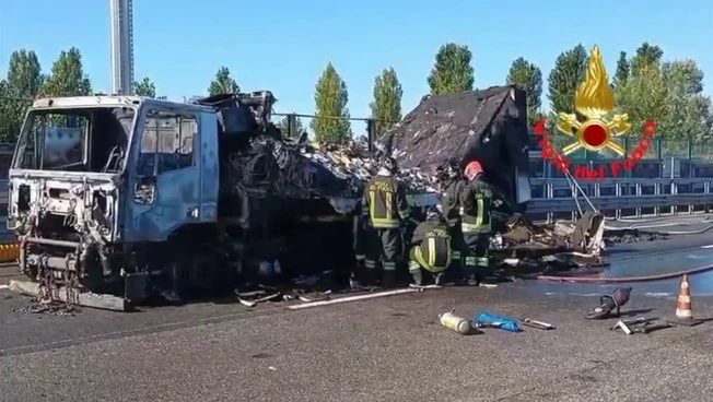 Milano, camion in fiamme su Tangenziale Ovest. Intervengono i vigili del fuoco