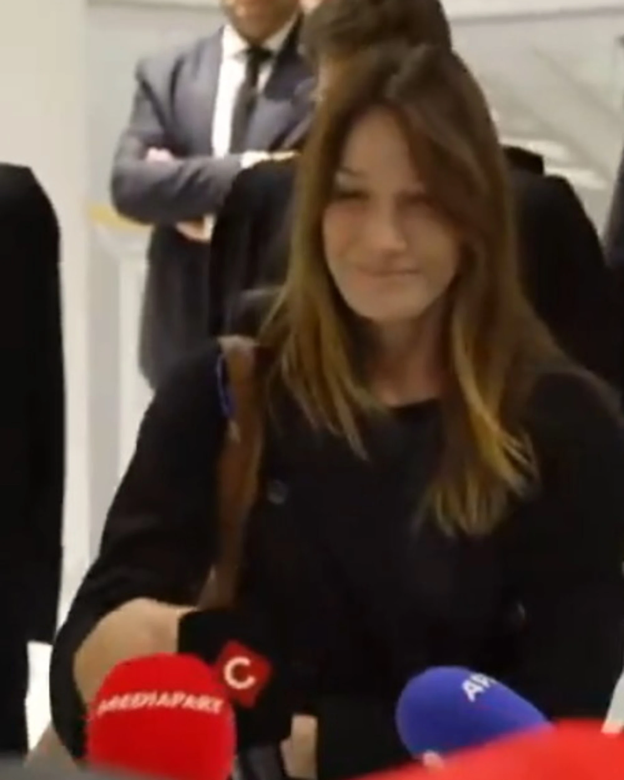 Sarkozy condannato, Carla Bruni perde la testa: strapazza il giornalista