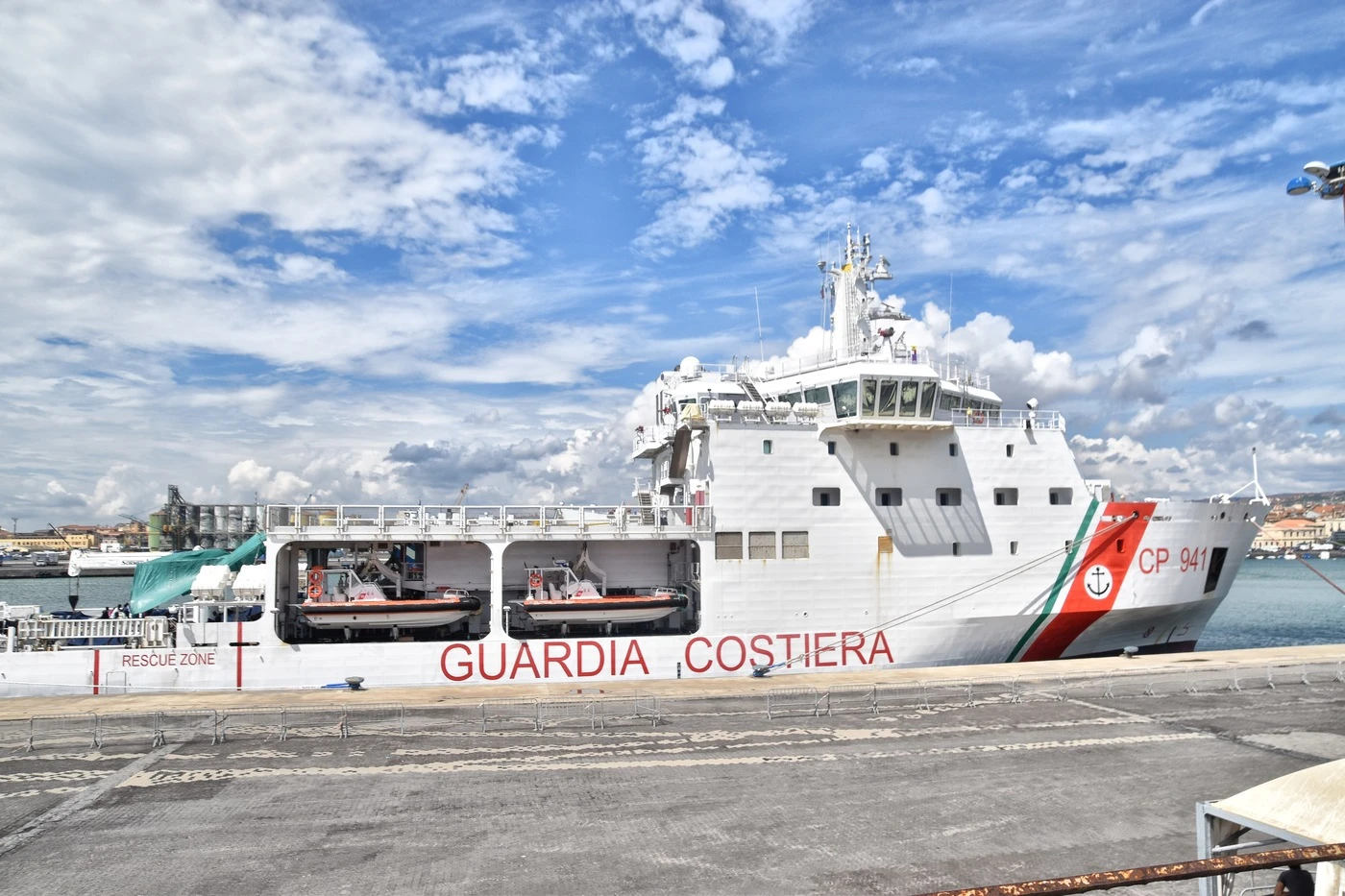 Immigrazione, Matteo Salvini nega lo sbarco alla Guardia Costiera italiana: "La Ue faccia qualcosa"