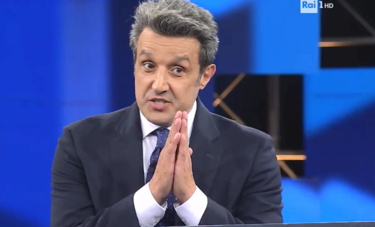 Eredità, Flavio Insinna e il mistero dell'audio interrotto. Il sospetto dei telespettatori: "Cosa c'è dietro"