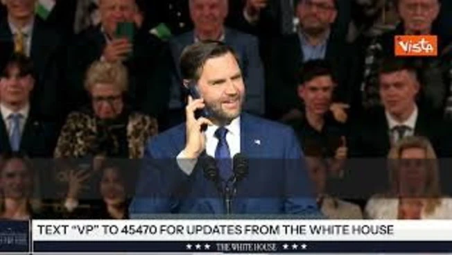 Vance chiama Trump durante comizio in Ungheria, parte segreteria poi risponde: Dammi un secondo