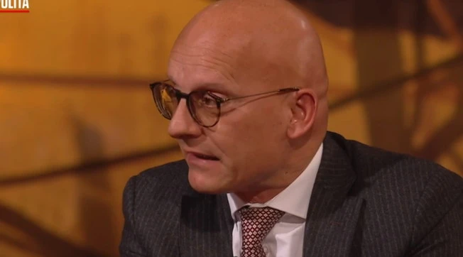PiazzaPulita, il prof Broccolo: "Il vaccino non blocca Omicron, cosa accadrà tra 30 giorni". Il modello matematico, siamo spacciati?