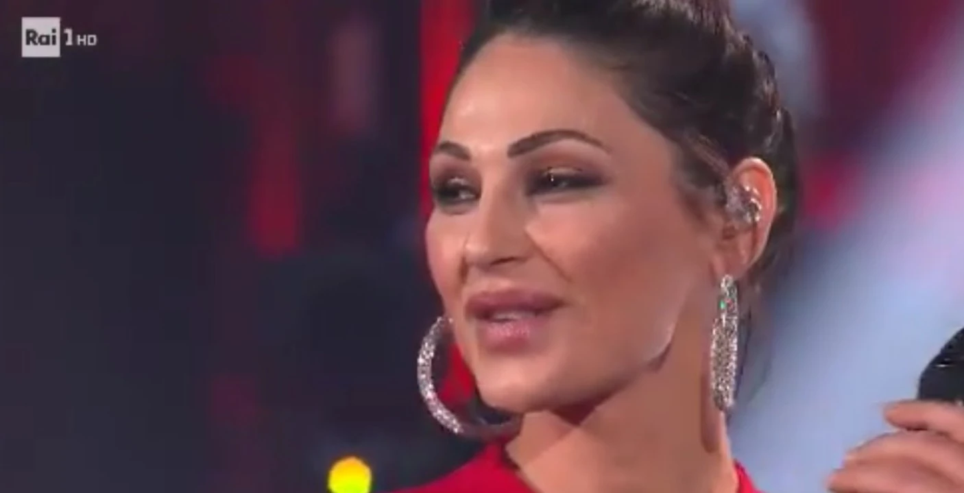 Anna Tatangelo a 20 anni che siamo italiani, la ferocia dei fan da casa: "Troppo botox"