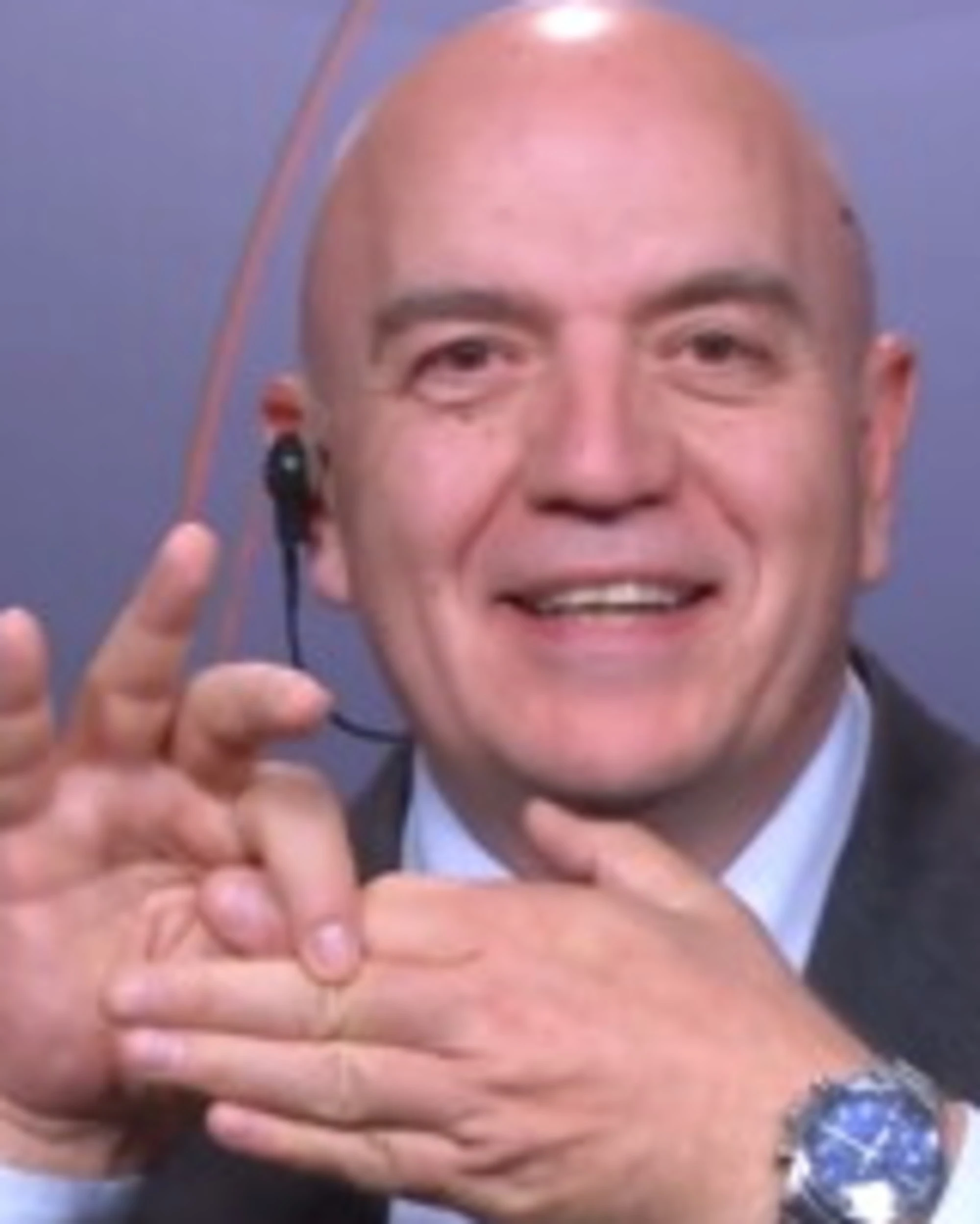Marco Rizzo, "che roba è l'Unione europea". Il gesto delle dita