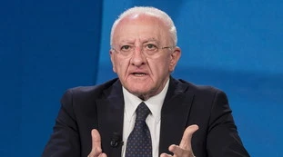 Schlein allo sbando, De Luca "decapita" il Pd: "Non avete diritto di parlare"