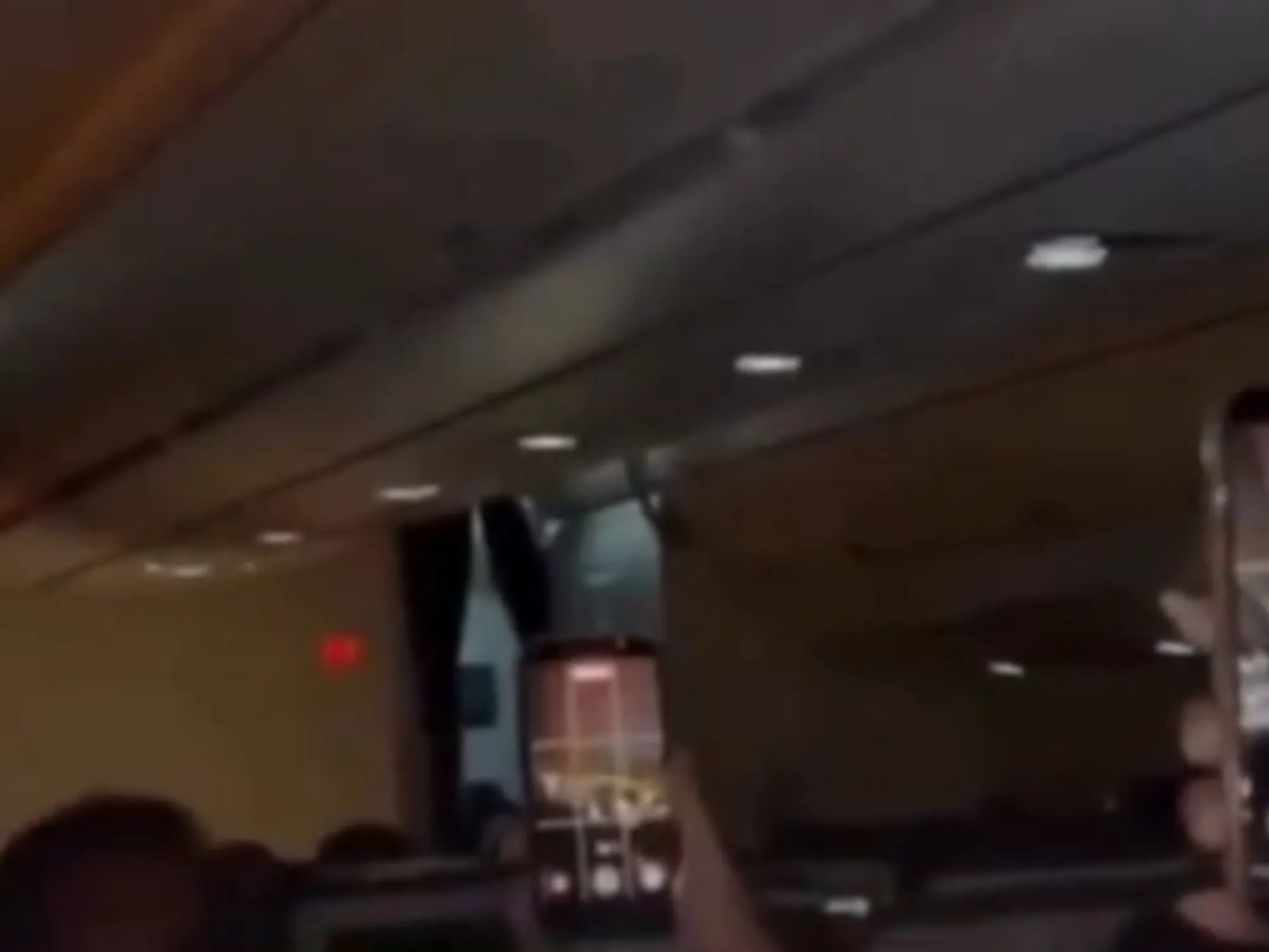 Dubai, orgoglio tricolore in aereo: cosa cantano gli studenti salvati dalla guerra