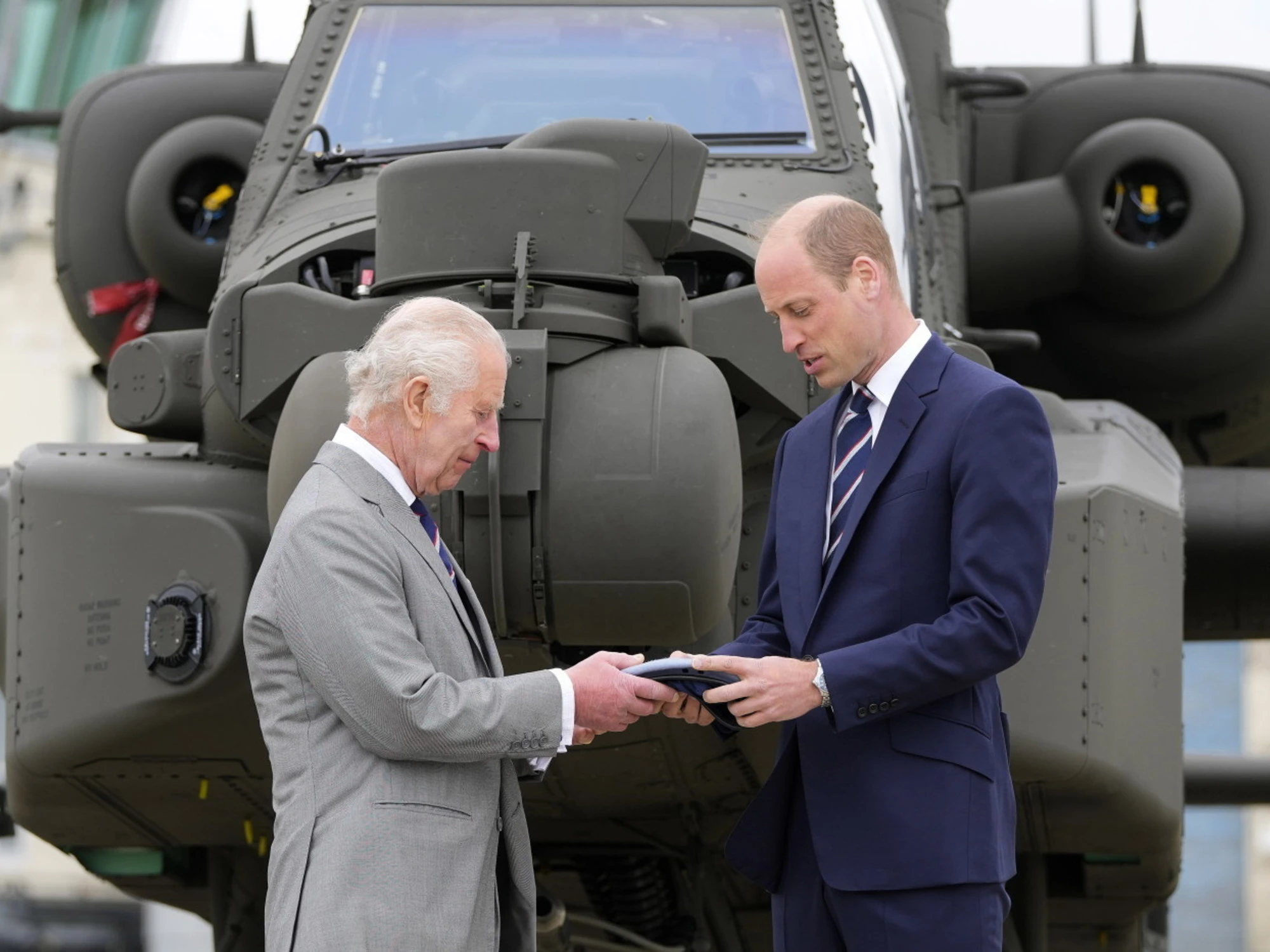 Regali di Natale Vip Oro, terreni e il gin dei Windsor