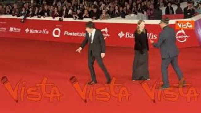 Jesse Eisenberg e Julianne Moore in posa per le foto sul red carpet della Festa del Cinema di Roma