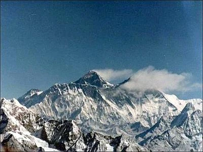 Nuove regole per l'Everest, più sicurezza per scalatori e tutela delle vette sacre