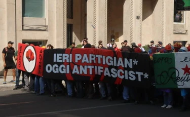 Pistole e insulti, tutti i deliri dei centri sociali anti-Salvini