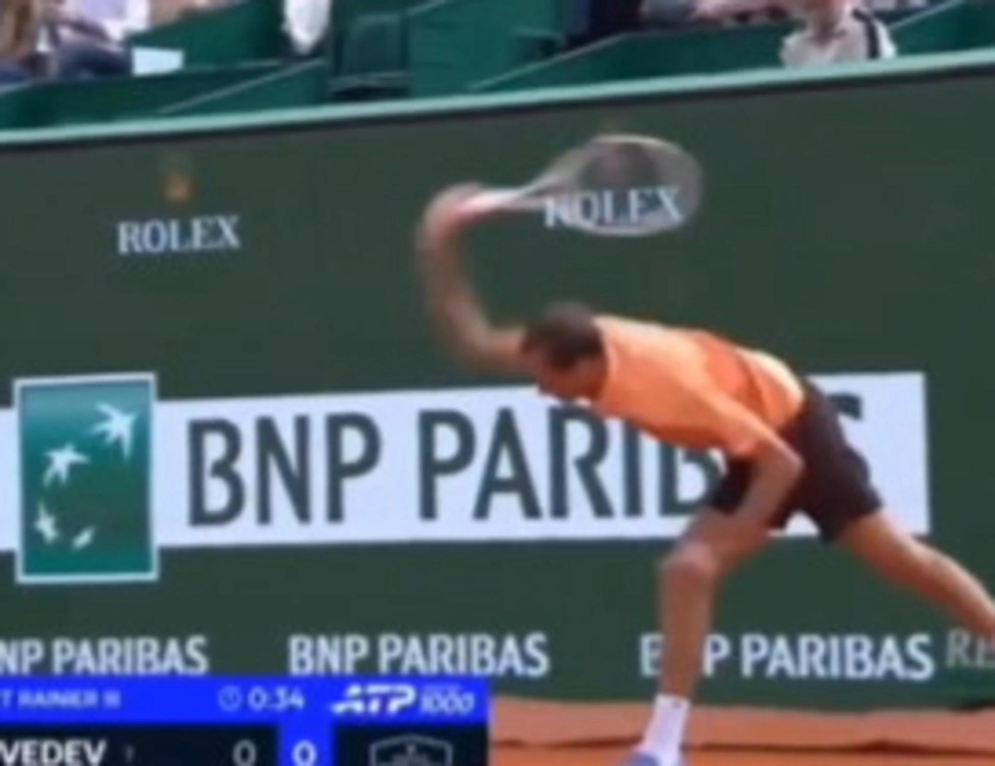 Medvedev travolto da Berrettini impazzisce: fuori dal campo...