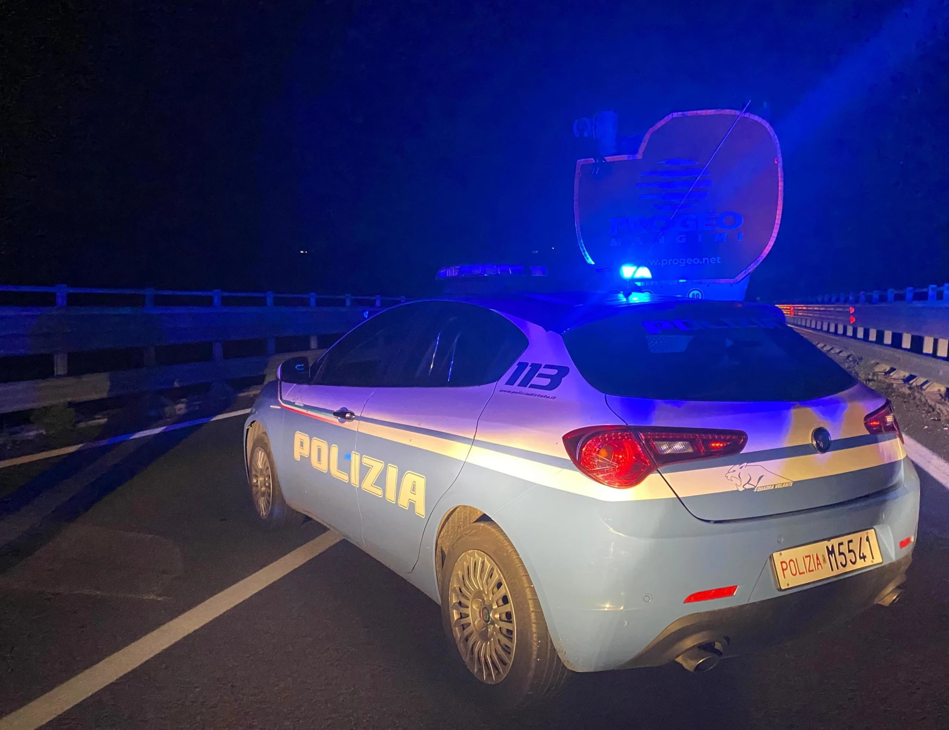 Lecce, rapina una donna e distrugge le auto in sosta: chi finisce in manette