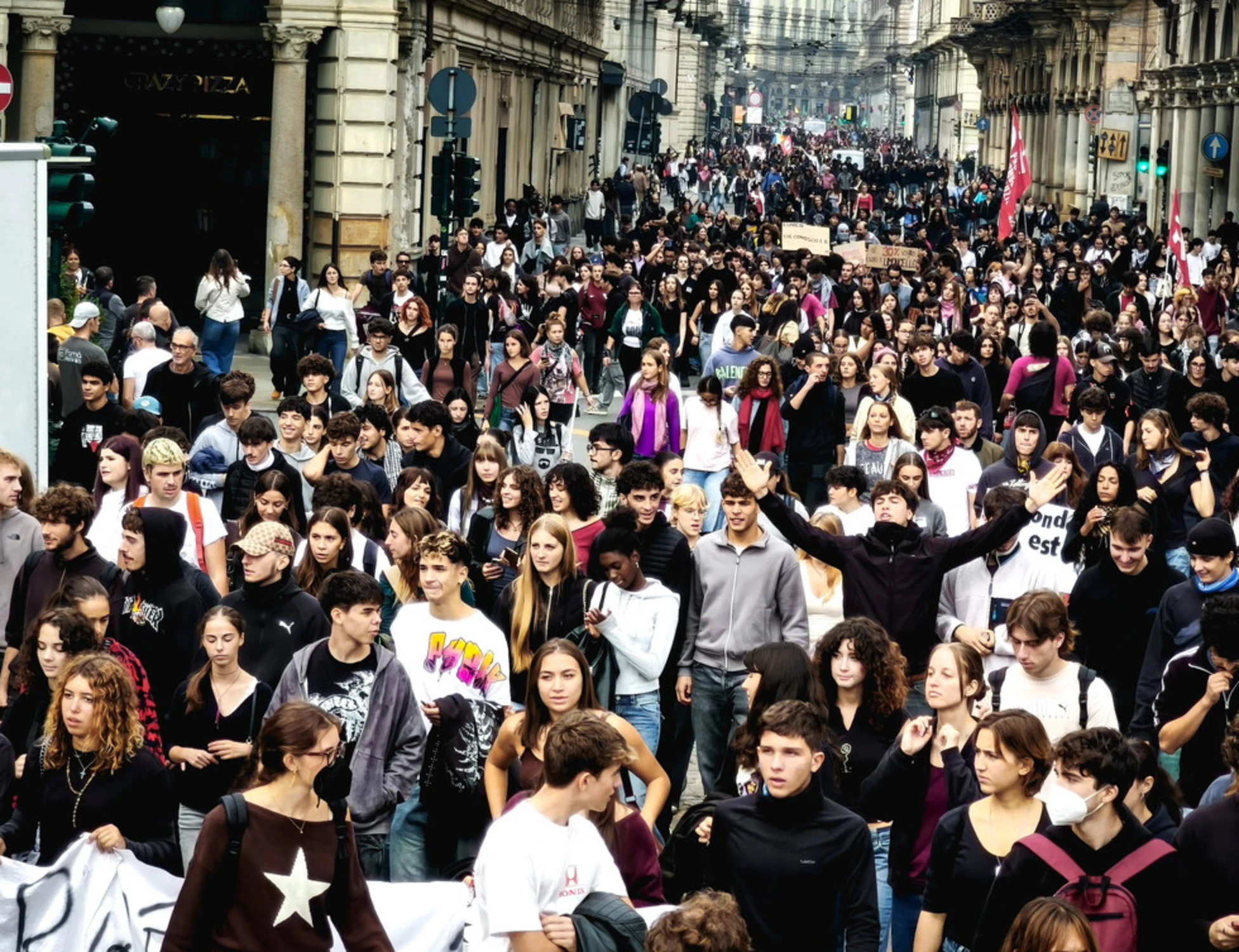 Pisa, studenti in piazza: cosa spunta tra la folla. Giovani compagni allo sbando