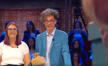 Affari Tuoi, "vengo a fare le pizze": De Martino sfotte Fausto, finisce malissimo