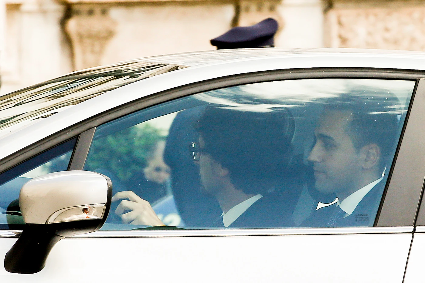 Luigi Di Maio fatto fesso, clamoroso blitz nel governo: cosa comprano "a sua insaputa", disastro M5s