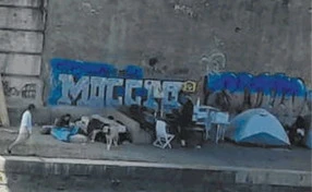 Roma, degrado infinito: un fiume di immondizia per il Giubileo