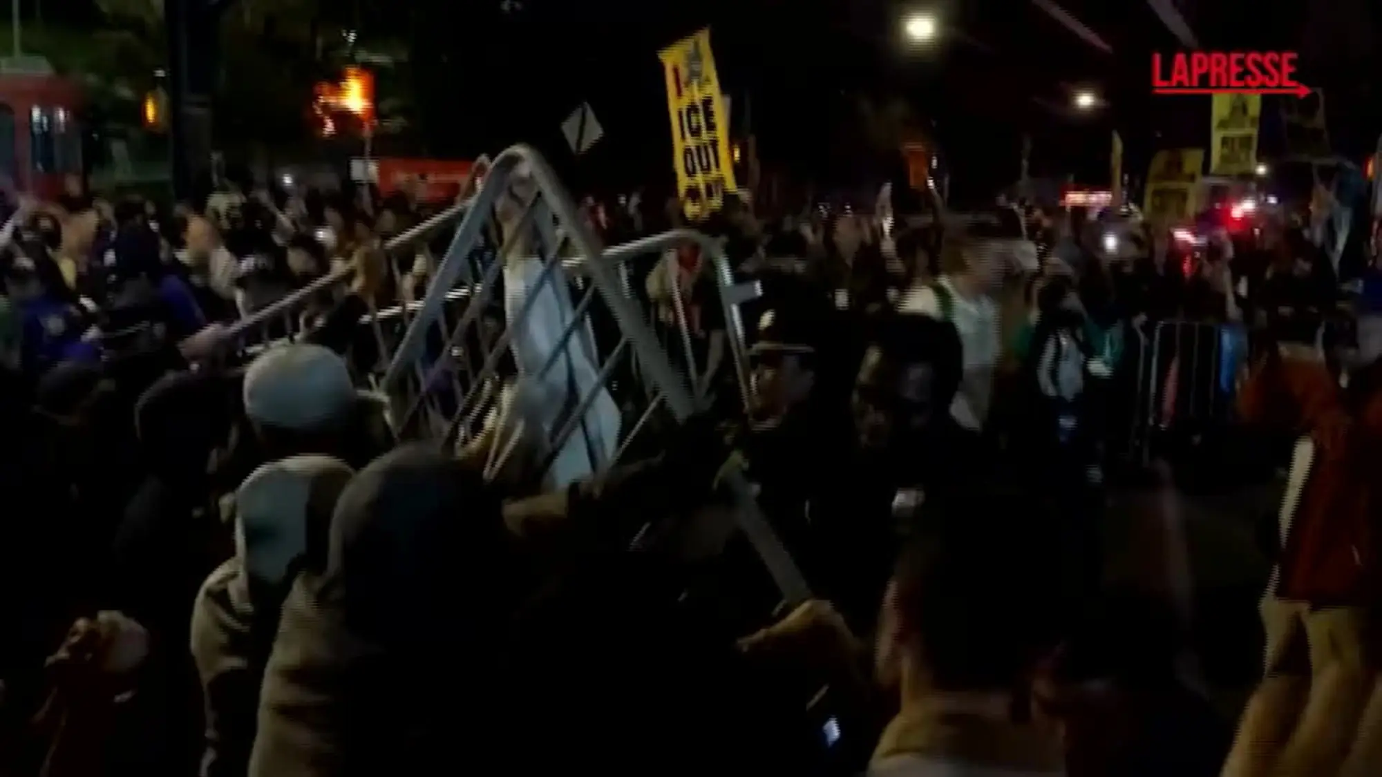 New York, agente ICE spara a un dominicano: scontri tra polizia e manifestanti