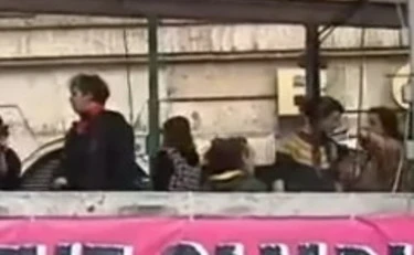 Roma, scoppia la lite tra femministe al corteo: "Sì alla guerra", "Avete sbagliato"