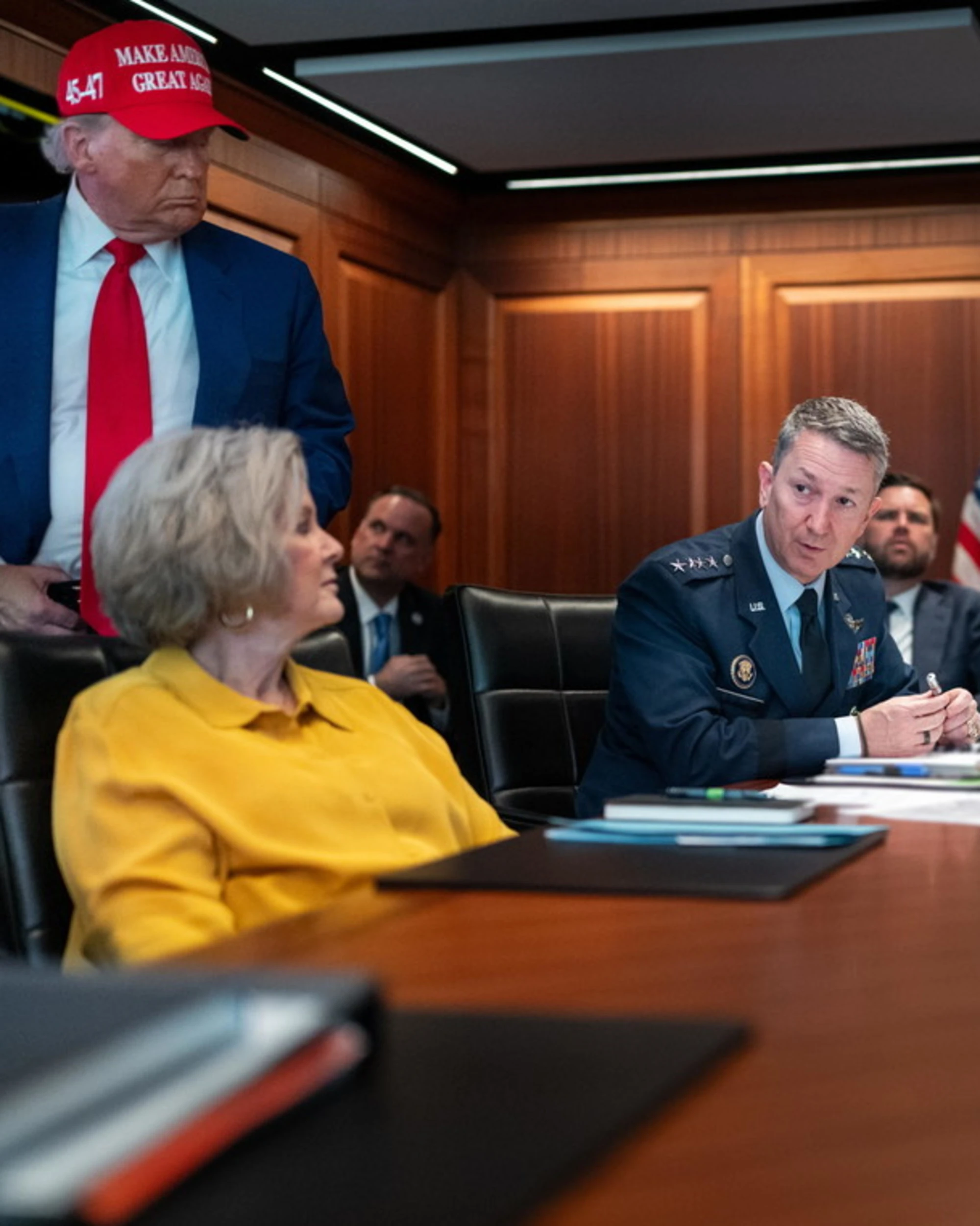 Trump, chi non c'era nella situation room: occhio a questa foto