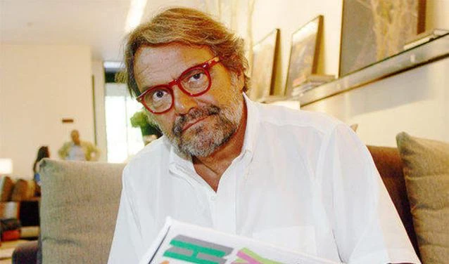 Sbarca sul Fatto,spara a zero su Montie lecca i piedi a Grillo