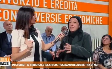 Dritto e rovescio, Senaldi zittisce la convertita all'Islam: "Lei vive in Italia!", ovazione in studio