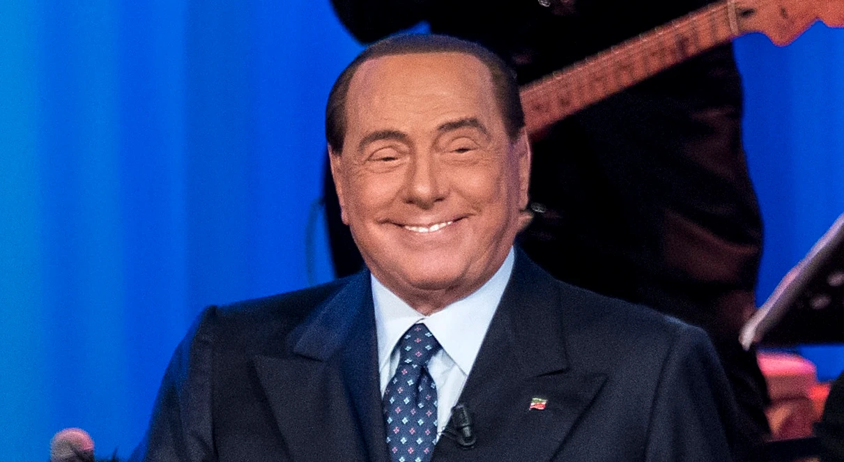 Silvio Berlusconi a Maurizio Costanzo: "Ce ne sono pure troppi", attacca Renzi ma la stoccata è per Salvini