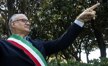 https://media.liberoquotidiano.it/TiY5DDU0v0fei6iSDuD0CCWA9JHV6PxRhsKj_DOHdOE/width:800/quality:90/aW1hZ2VzLzIwMjUvMDgvMjkvMDY1MzAwNDQ3LWFhYzg4OTVhLTVhMTQtNGE4YS1hN2NjLWRkZDNiOTRmODI4Yy5qcGc.webp