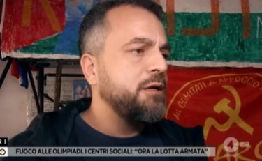 Fuori dal coro, il comunista insulta l'agente preso a martellate: "Rambo che gli ha detto male"