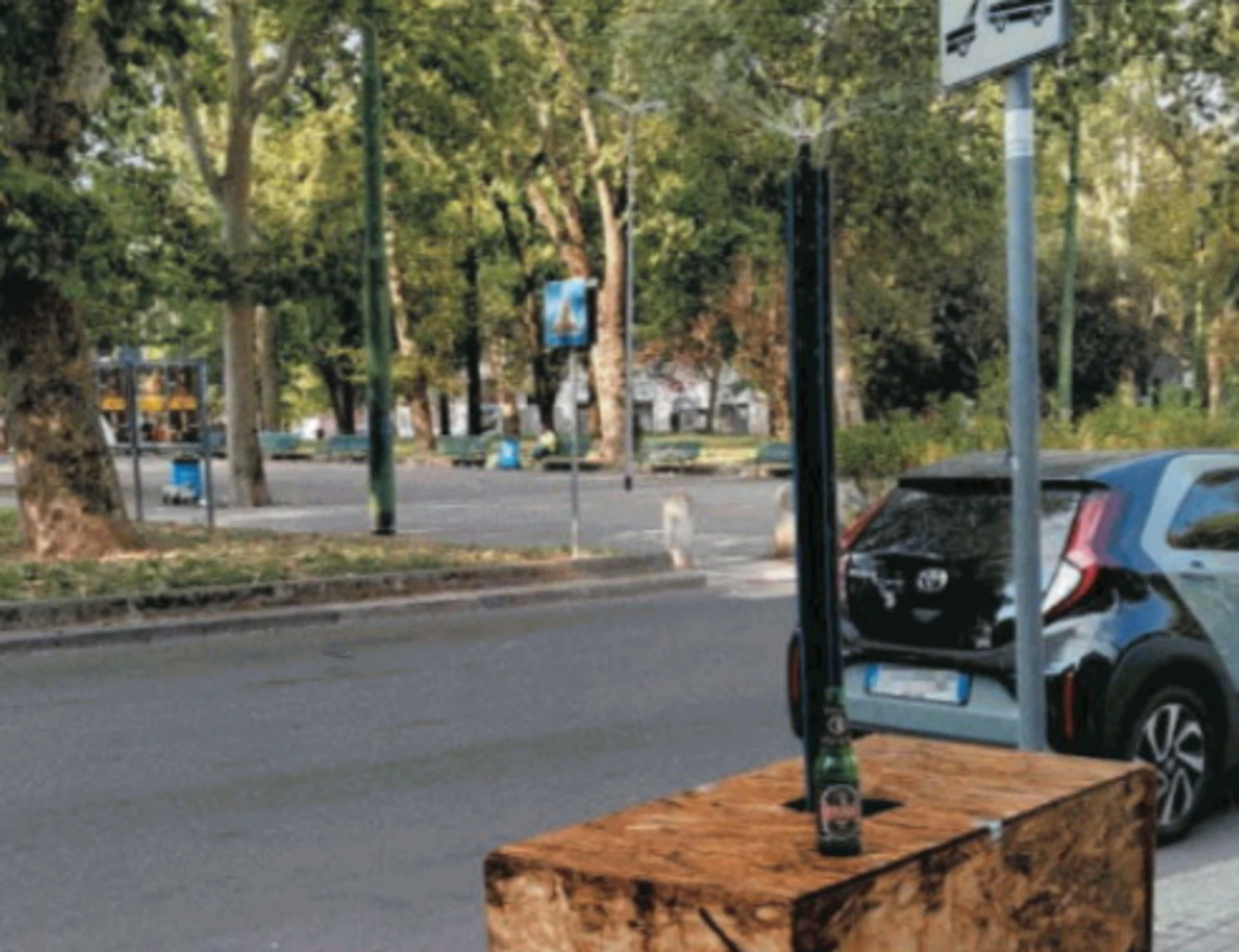 Fontane posticce, vele, alberi morti: sinistra bocciata su arredi e verde