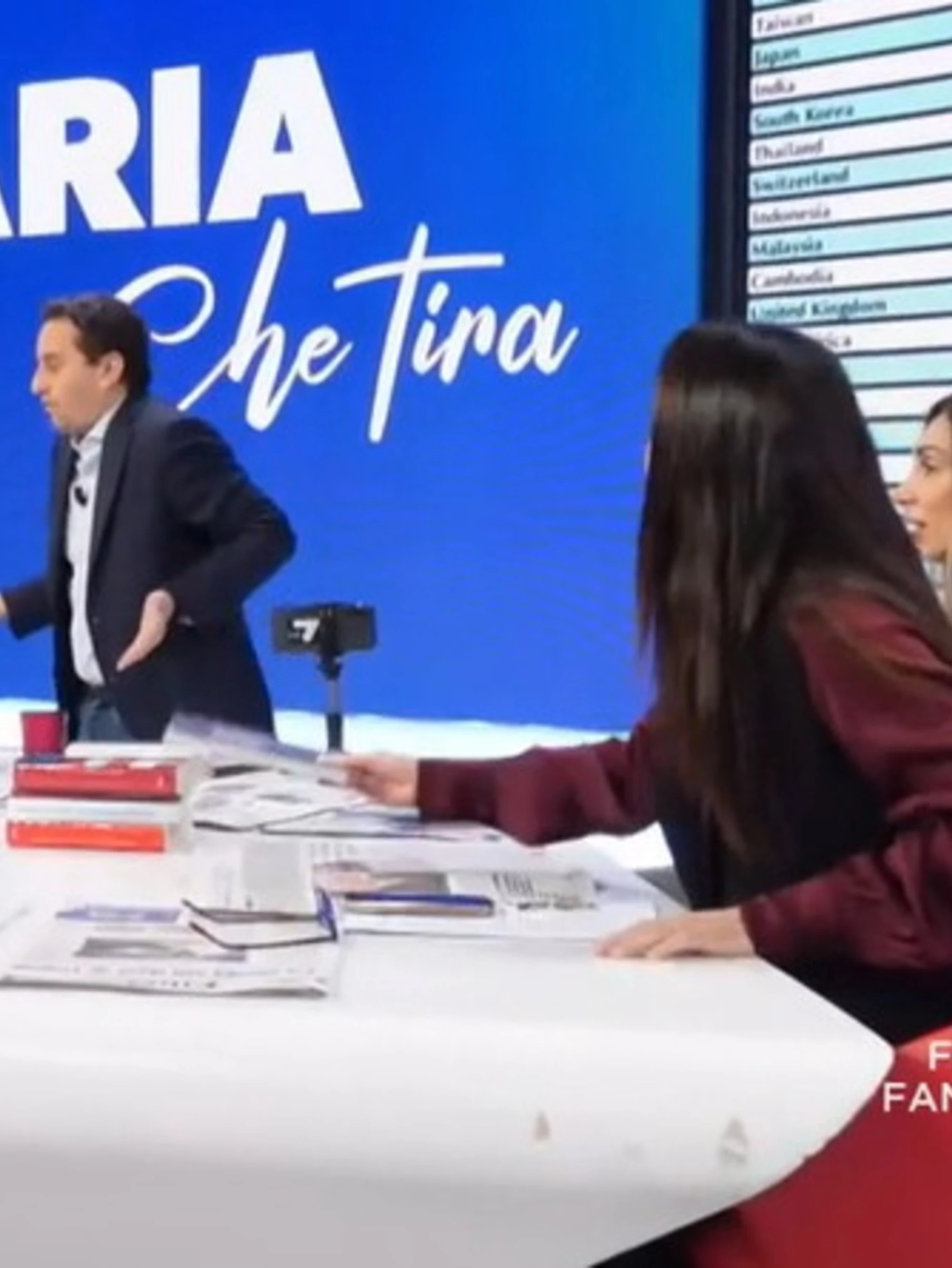 Licia Ronzulli sbatte il libro e "sbrana" Parenzo: "Fai l'arbitro!"