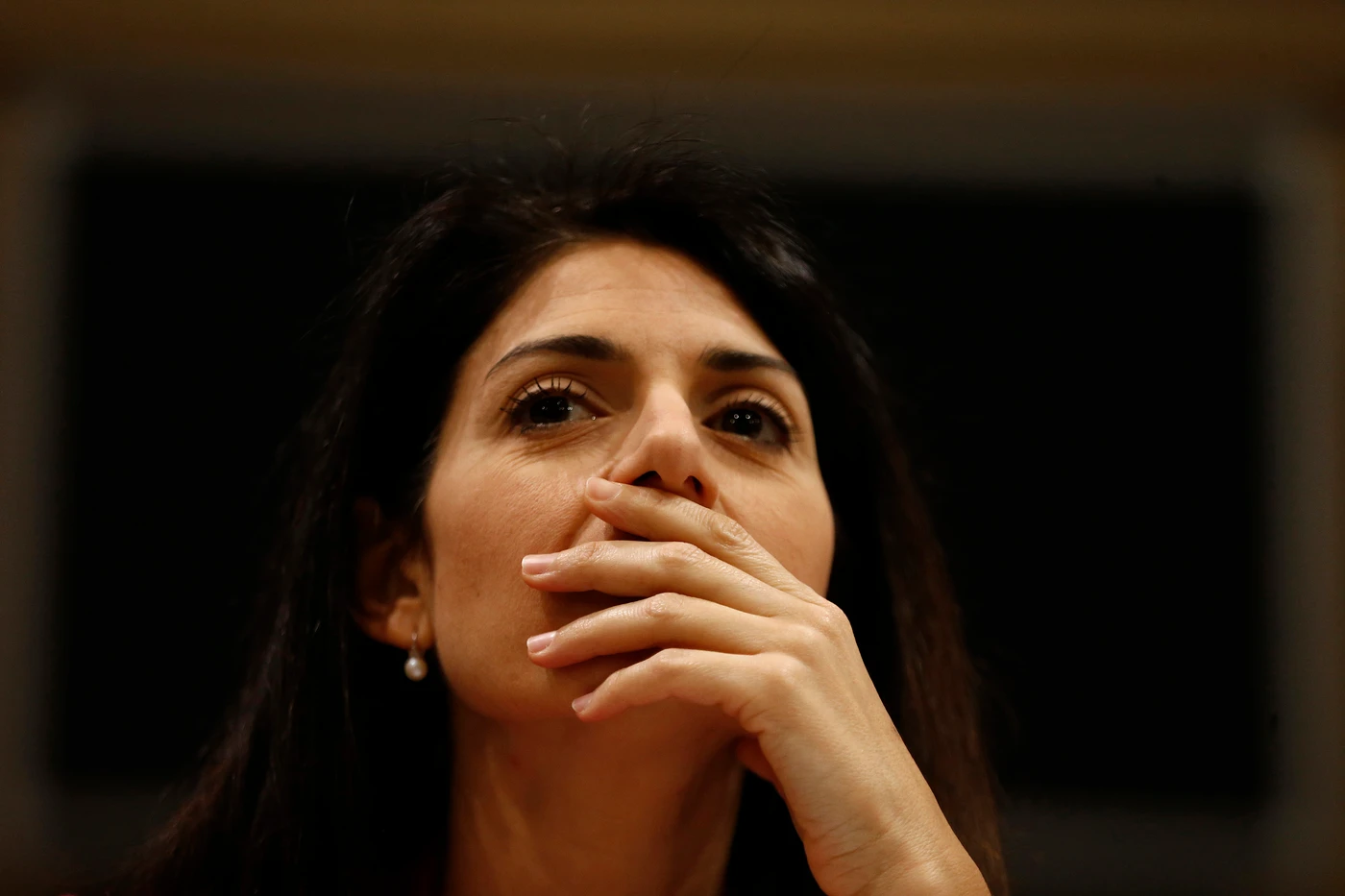 Roma e rifiuti, Virginia Raggi sotto due volte: la maggioranza M5s vota con FdI e Pd
