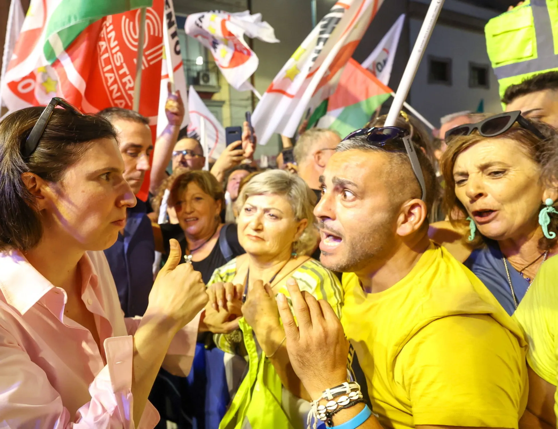 Leggi l'articolo: Sinistra contestata a Napoli? Farsa-Pd: cosa tagliano dal video su YouTube