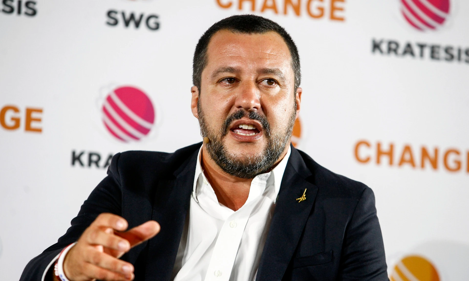 Matteo Salvini, la prima volta del taser in Italia: "Ora lo voglio sui treni e in carcere"