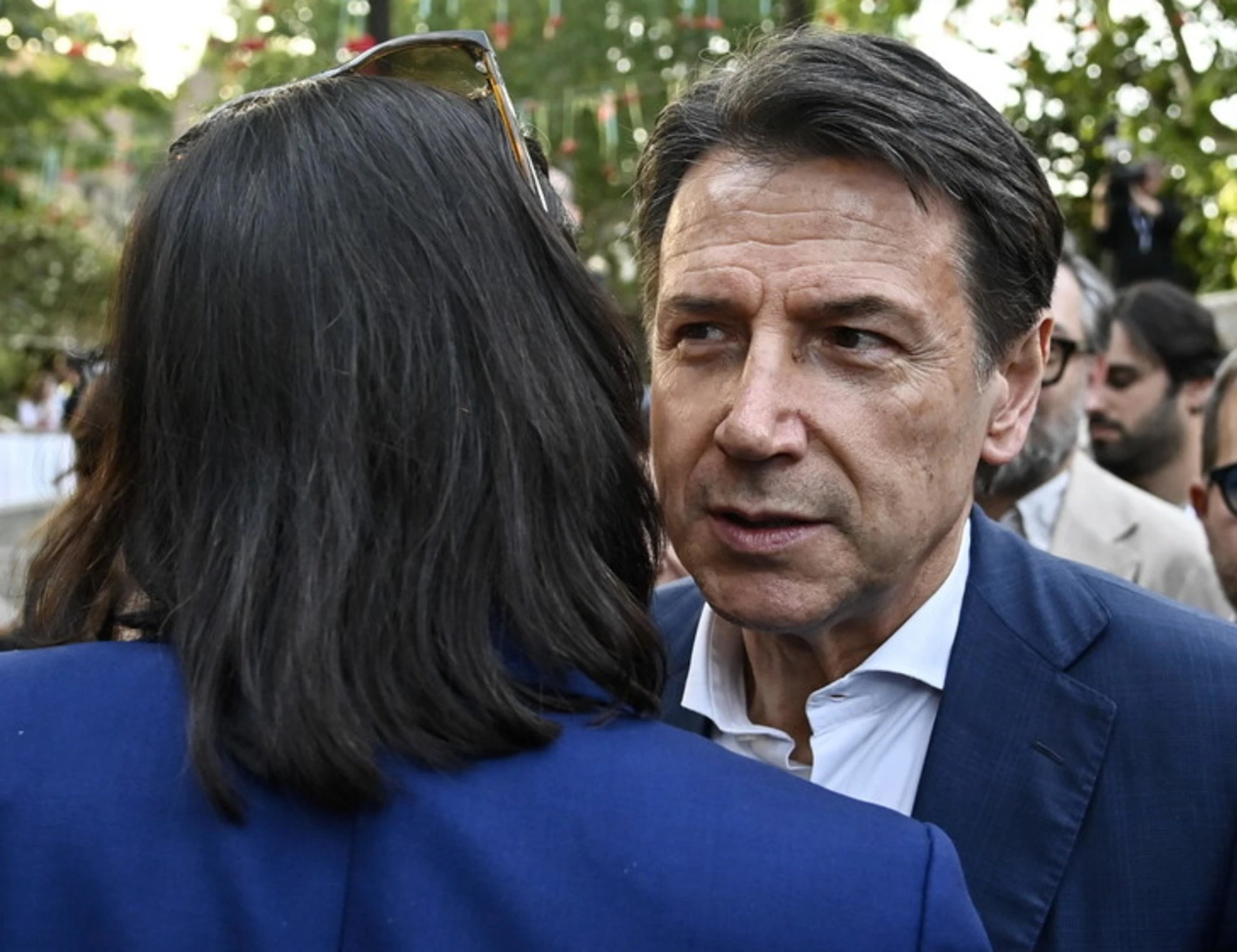 Conte-Schlein, bacio sfiorato? "L'amplesso del campo largo": Repubblica si copre di rIdicolo