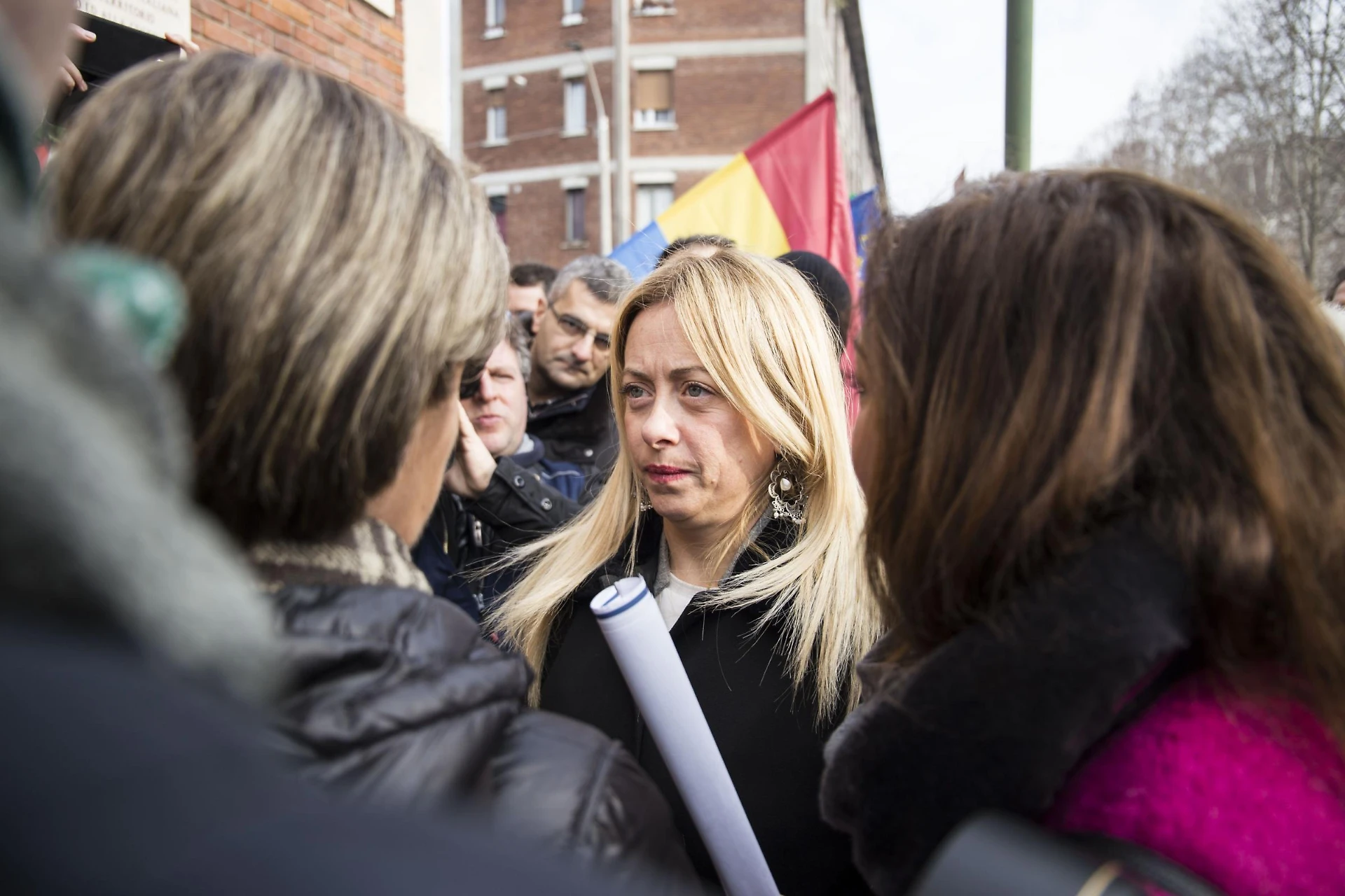 Giorgia Meloni, una via per Giorgio Almirante a Roma. Virginia Raggi non ne sa nulla e sbrocca da Vespa