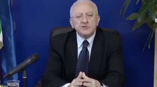 Striscia la Notizia, "chi ha copiato parola per parola il discorso di Vincenzo De Luca": le prove, una bomba politica
