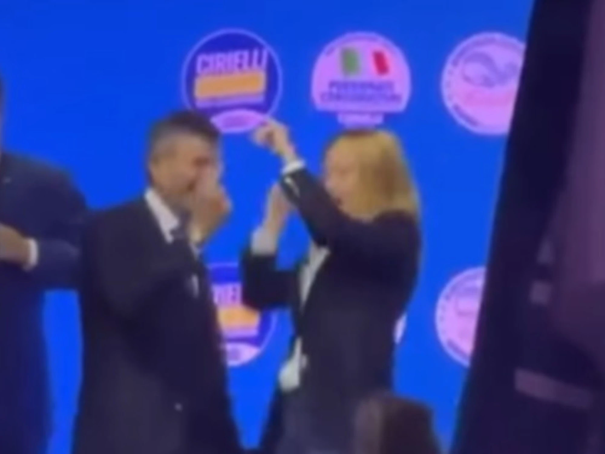 Giorgia Meloni insultata: "Fa la caciottara", chi rosica per il coro