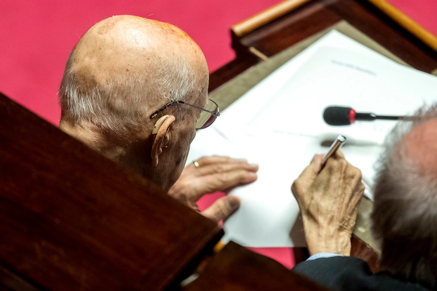 Giorgio Napolitano contro Salvini e Di Maio: "Votate contro l'inganno sovranista". A gamba tesa su Lega e M5s