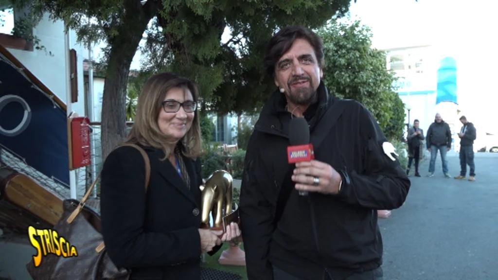 Striscia la Notizia, Valerio Staffelli all'assalto di Teresa De Santis: dietro a quel sorriso...