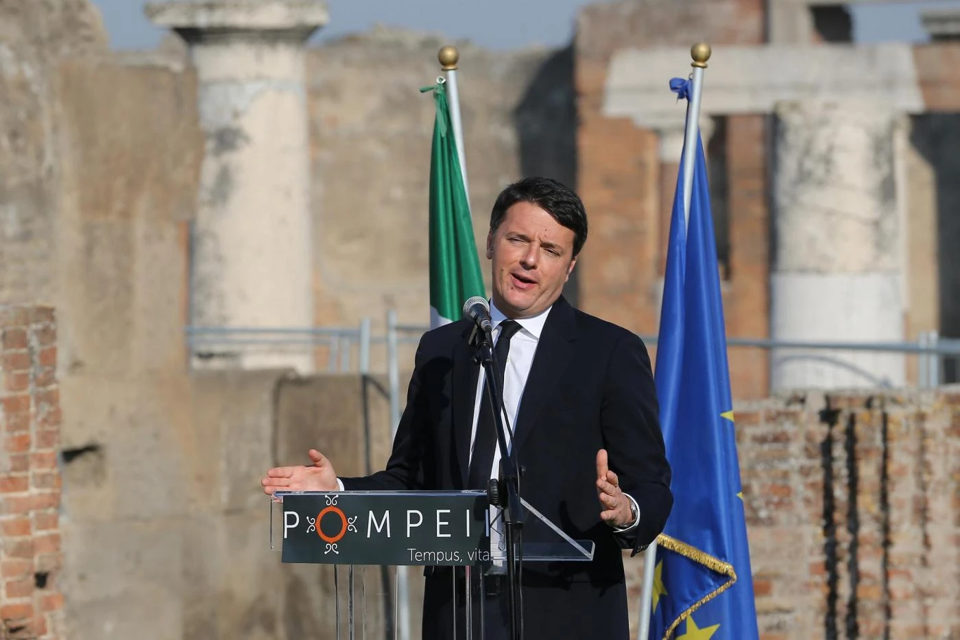 Matteo Renzi, lo spot alla vigilia di Natale. Dopo l'autostrada, fa il ganzo a Pompei