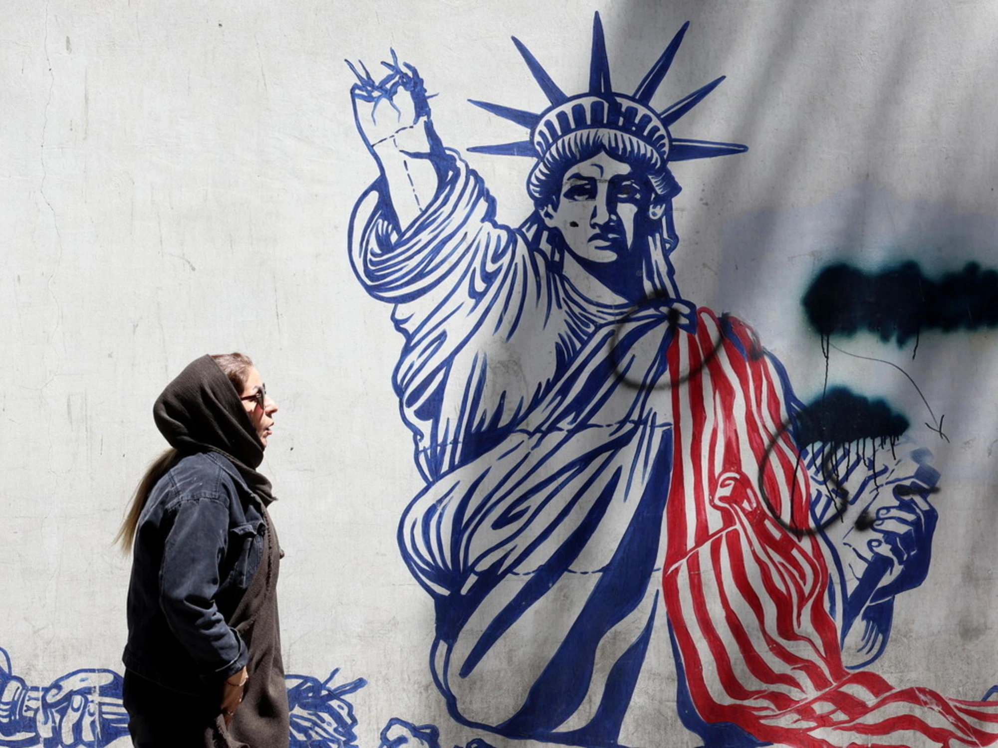 Iran, media: "Bozza di accordo con gli Usa: riapertura di Hormuz e ritiro delle forze militari". Casa Bianca: "Falsi resoconti"