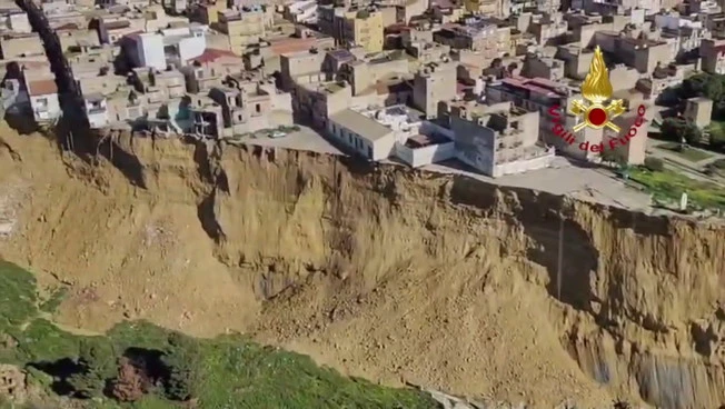 Frana di Niscemi, monitoraggio dei Vigili del Fuoco con il sorvolo della zona