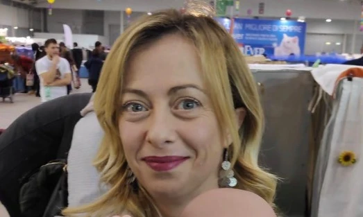 Giorgia Meloni umilia il ministro Danilo Toninelli: "Eccolo", umiliante sfottò