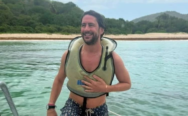 Massimiliano cade dalle scale dell'hotel e muore. La madre: "La mia vita finisce qui"